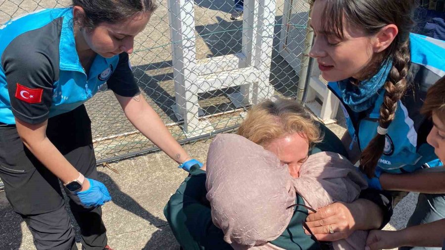 21 Saattir Havada Mahsur Kaldı, Helikopterden İner İnmez Yeri Öptü