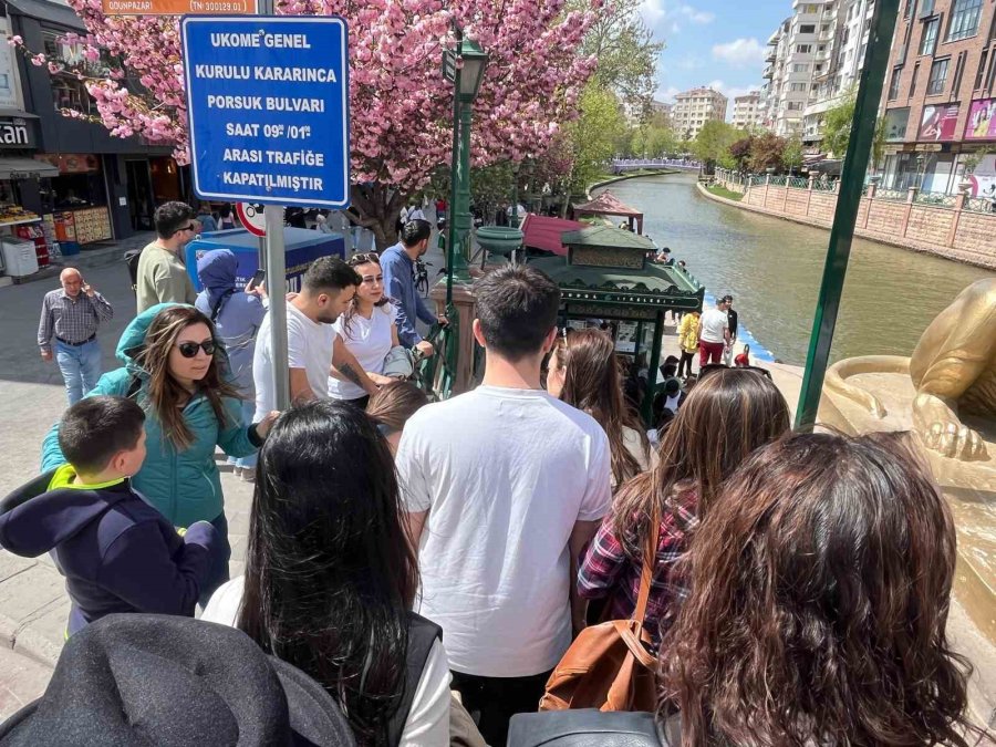 Gondola Binmek İsteyen Vatandaşlar Kuyruğuna Sebep Oldu