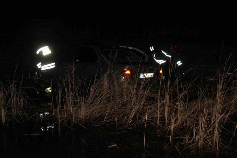 Otomobil Sazlıktaki Su Birikintisine Takla Attı: 4 Yaralı