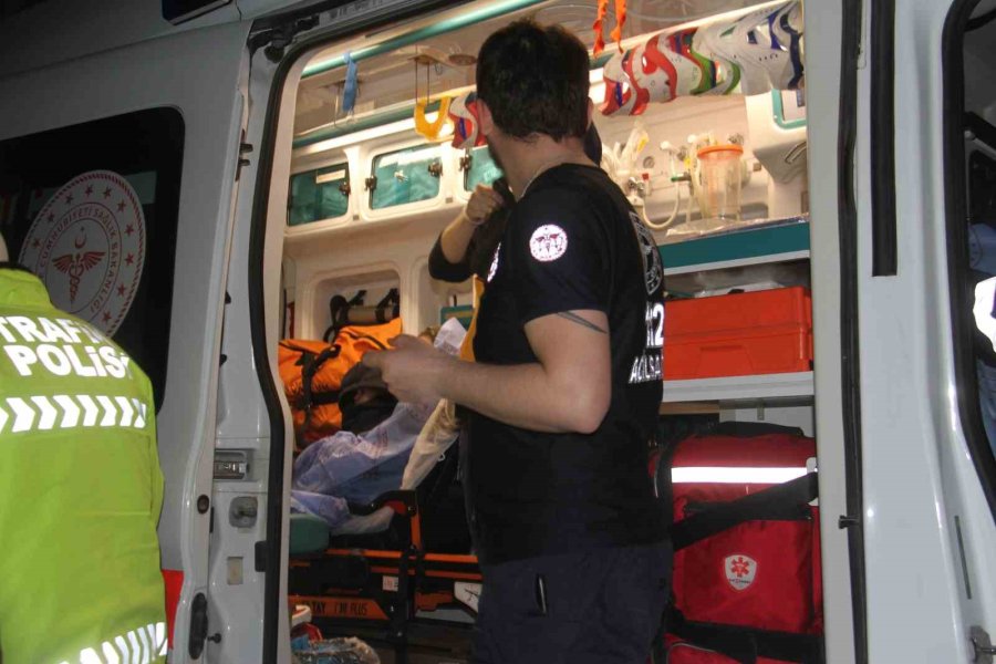 Otomobil Sazlıktaki Su Birikintisine Takla Attı: 4 Yaralı