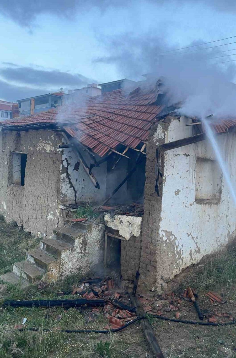 Metruk Evdeki Yangın Kısa Sürede Söndürüldü