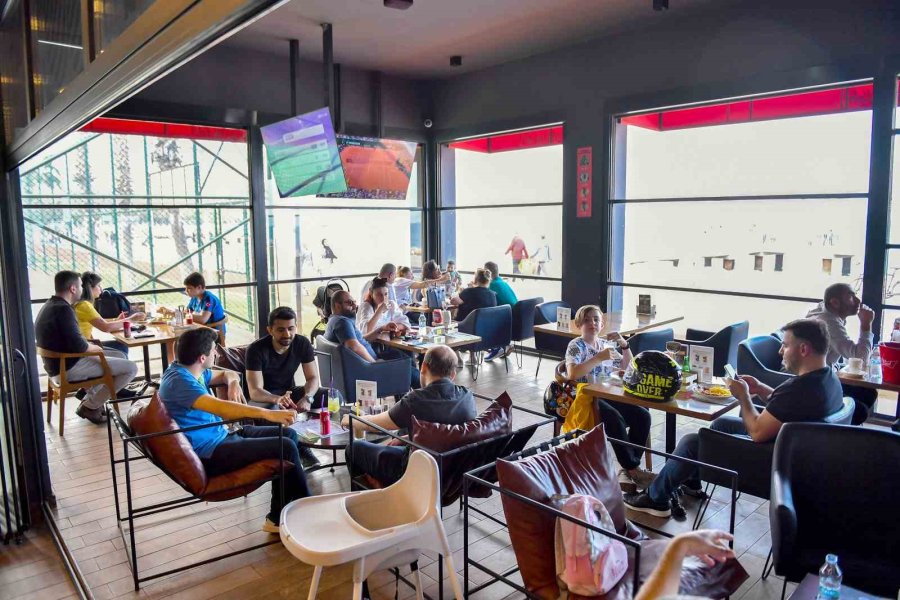 Mersin Büyükşehir Belediyesi Kafeleri, Bayramda Günlük 7 Bine Yakın Ziyaretçi Ağırladı