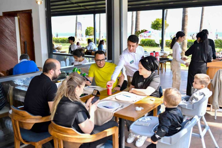 Mersin Büyükşehir Belediyesi Kafeleri, Bayramda Günlük 7 Bine Yakın Ziyaretçi Ağırladı