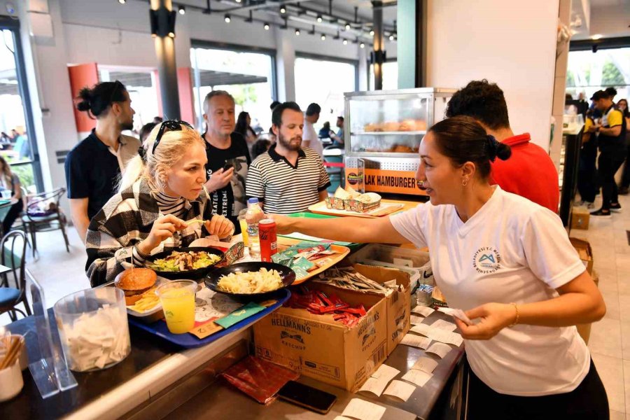 Mersin Büyükşehir Belediyesi Kafeleri, Bayramda Günlük 7 Bine Yakın Ziyaretçi Ağırladı
