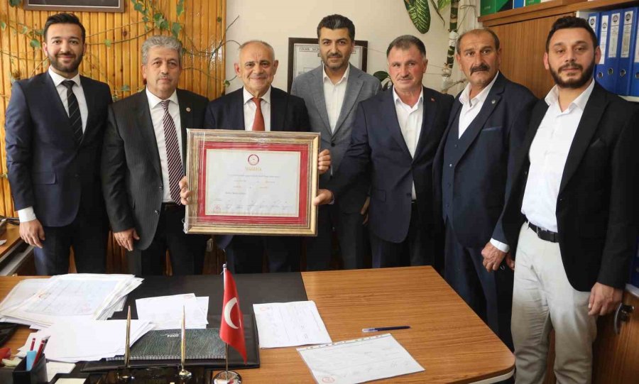 Başkan Öztürk Mazbatasını Aldı