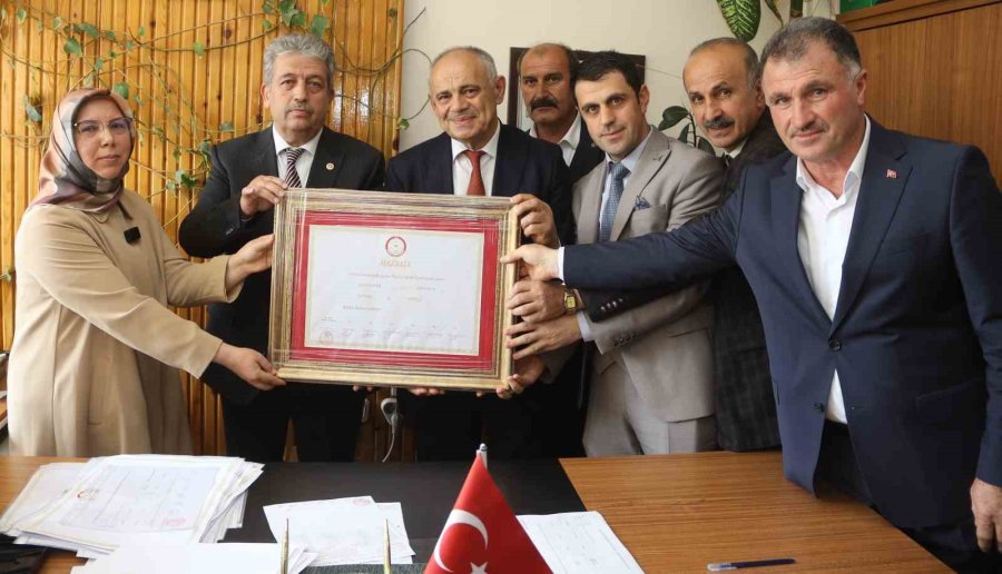 Başkan Öztürk Mazbatasını Aldı