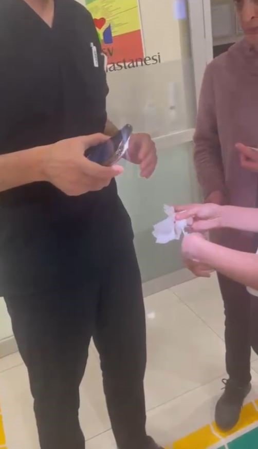 Antalya’da Elinde Kesi Oluşan Ve Özel Hastaneye Başvuran Küçük Kızın Kapıdan Geri Çevrildiği İddiası