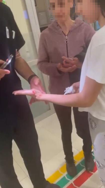 Antalya’da Elinde Kesi Oluşan Ve Özel Hastaneye Başvuran Küçük Kızın Kapıdan Geri Çevrildiği İddiası