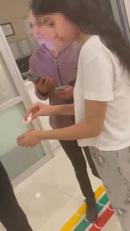 Antalya’da Elinde Kesi Oluşan Ve Özel Hastaneye Başvuran Küçük Kızın Kapıdan Geri Çevrildiği İddiası