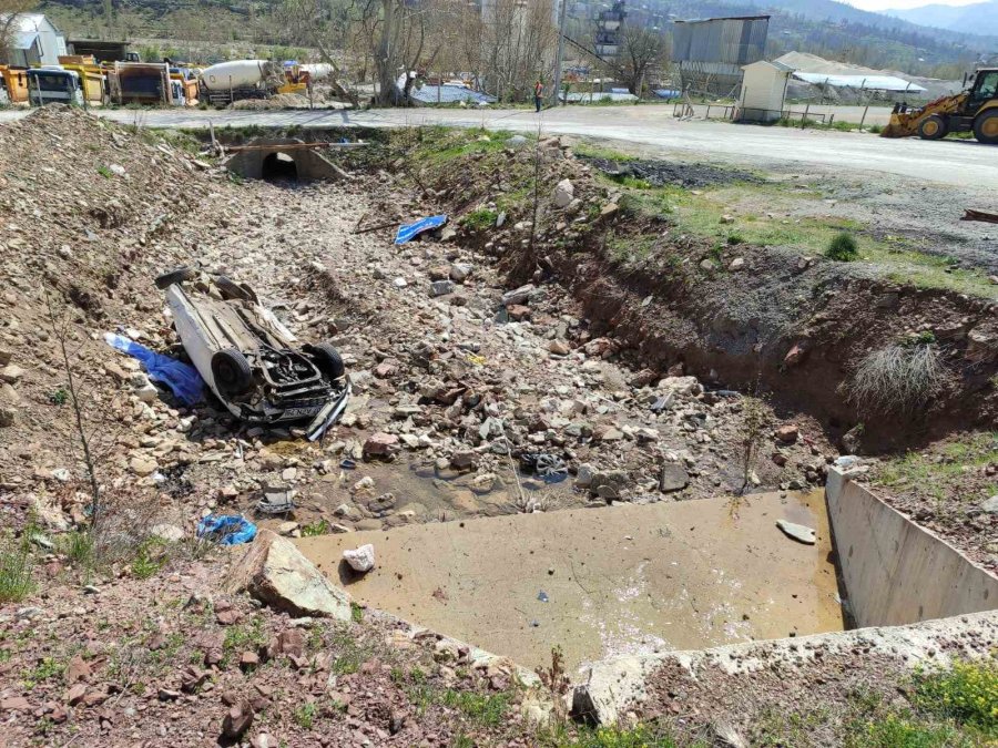 Alanya’da Kontrolden Çıkan Otomobil Dereye Uçtu; 1 Ölü