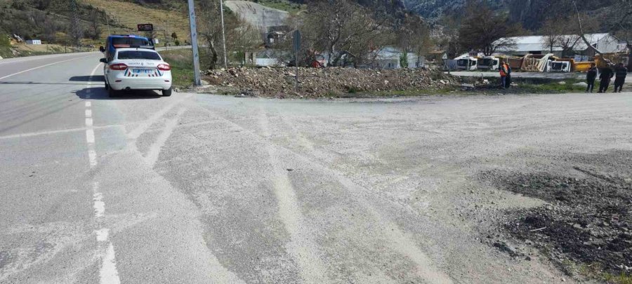 Alanya’da Kontrolden Çıkan Otomobil Dereye Uçtu; 1 Ölü