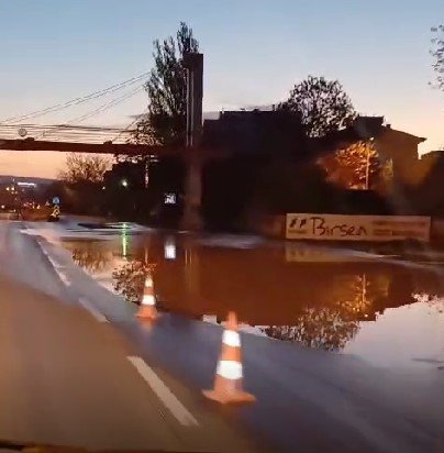 Ana Su Dağıtım Borusu Patladı, Çevre Yolunu Su Bastı