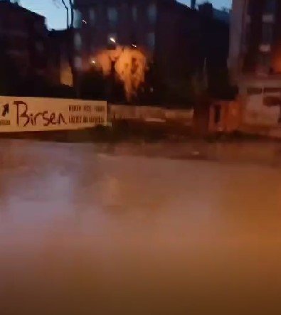 Ana Su Dağıtım Borusu Patladı, Çevre Yolunu Su Bastı