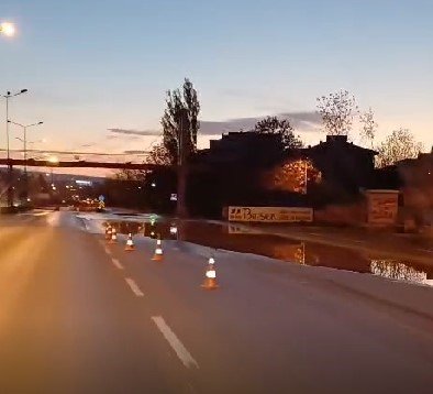 Ana Su Dağıtım Borusu Patladı, Çevre Yolunu Su Bastı