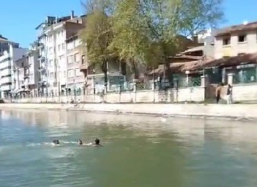 Hava Sıcaklıklarının Artmasıyla Çocukların Tehlikeli Serinleme Yöntemi Başladı