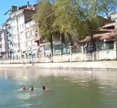 Hava Sıcaklıklarının Artmasıyla Çocukların Tehlikeli Serinleme Yöntemi Başladı