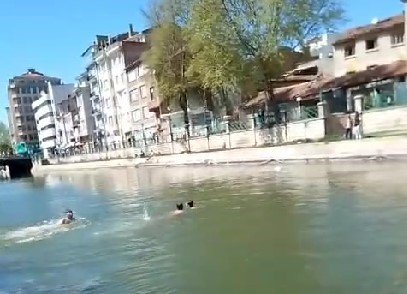 Hava Sıcaklıklarının Artmasıyla Çocukların Tehlikeli Serinleme Yöntemi Başladı