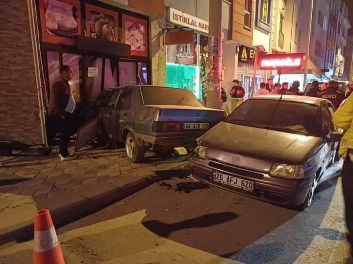 Kontrolden Çıkan Otomobil Dükkana Daldı: 1 Yaralı