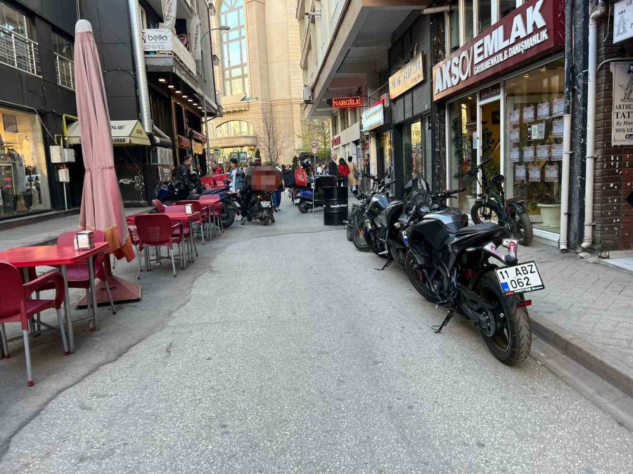 Çevreye Bilinçsizce Park Edilen Motosikletler Esnafın Tepkisini Topluyor