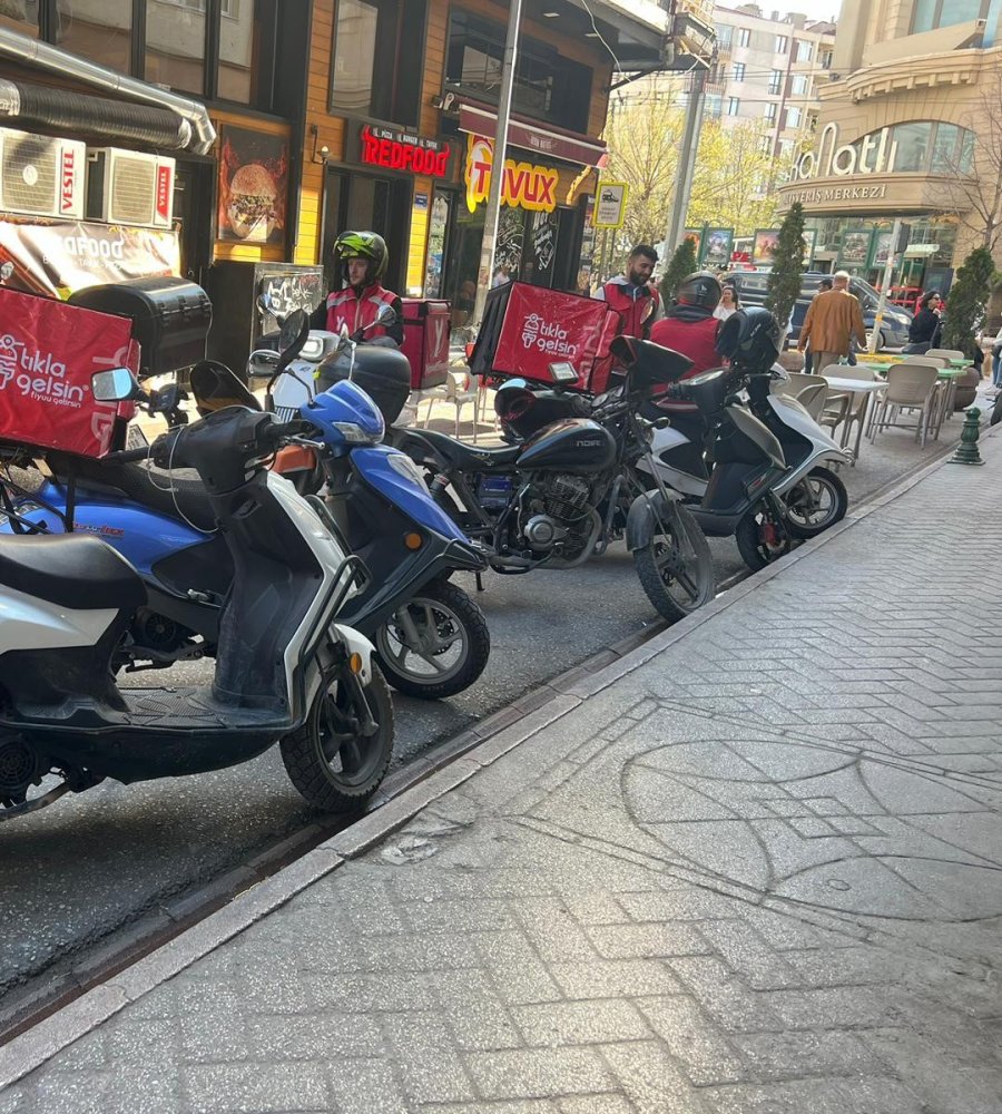Çevreye Bilinçsizce Park Edilen Motosikletler Esnafın Tepkisini Topluyor