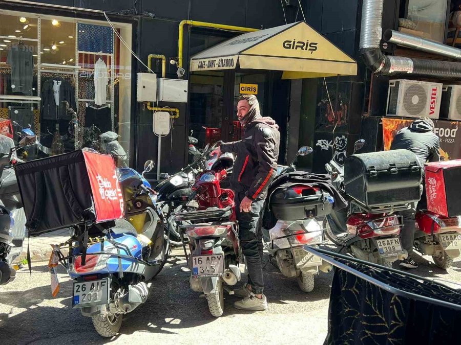 Çevreye Bilinçsizce Park Edilen Motosikletler Esnafın Tepkisini Topluyor