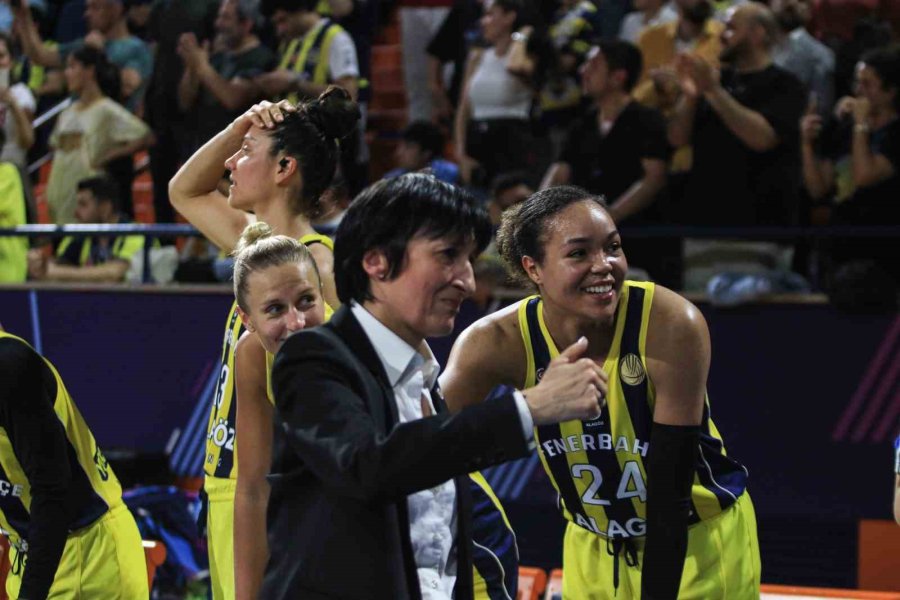 Fıba Kadınlar Euroleague’de Şampiyon Olan Fenerbahçe Kupasını Aldı