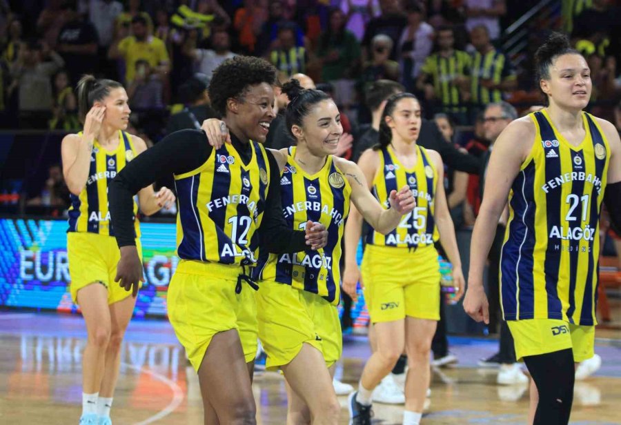 Fıba Kadınlar Euroleague’de Şampiyon Olan Fenerbahçe Kupasını Aldı