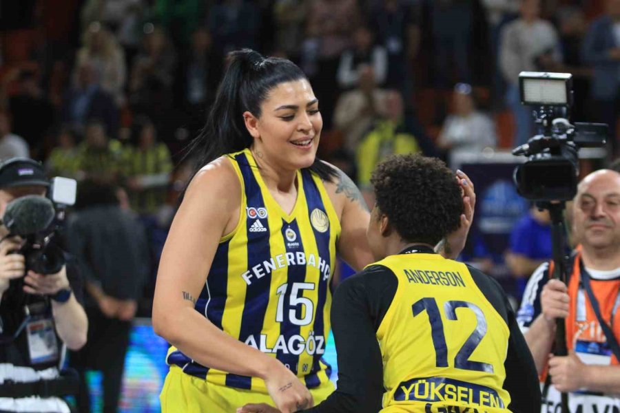 Fıba Kadınlar Euroleague’de Şampiyon Olan Fenerbahçe Kupasını Aldı