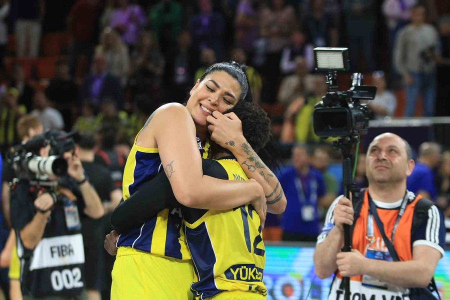 Fıba Kadınlar Euroleague’de Şampiyon Olan Fenerbahçe Kupasını Aldı