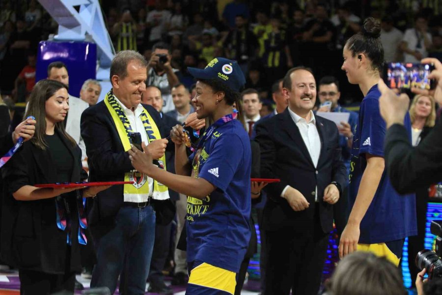 Fıba Kadınlar Euroleague’de Şampiyon Olan Fenerbahçe Kupasını Aldı