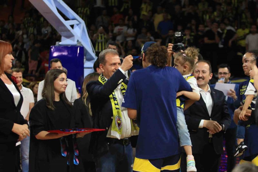 Fıba Kadınlar Euroleague’de Şampiyon Olan Fenerbahçe Kupasını Aldı