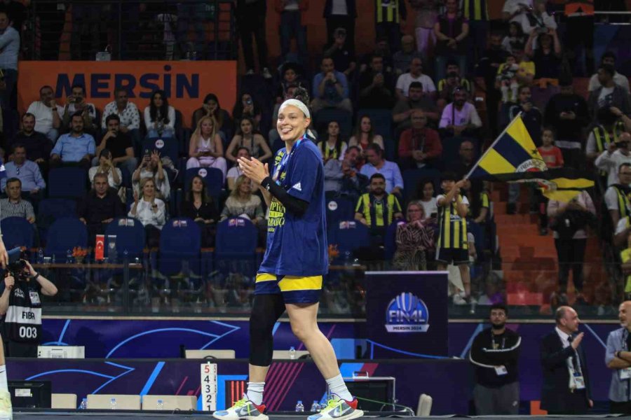 Fıba Kadınlar Euroleague’de Şampiyon Olan Fenerbahçe Kupasını Aldı