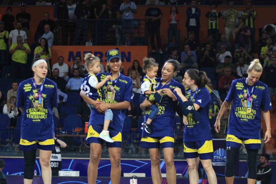 Fıba Kadınlar Euroleague’de Şampiyon Olan Fenerbahçe Kupasını Aldı