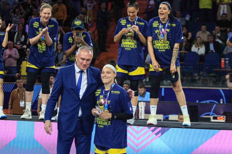 Fıba Kadınlar Euroleague’de Şampiyon Olan Fenerbahçe Kupasını Aldı