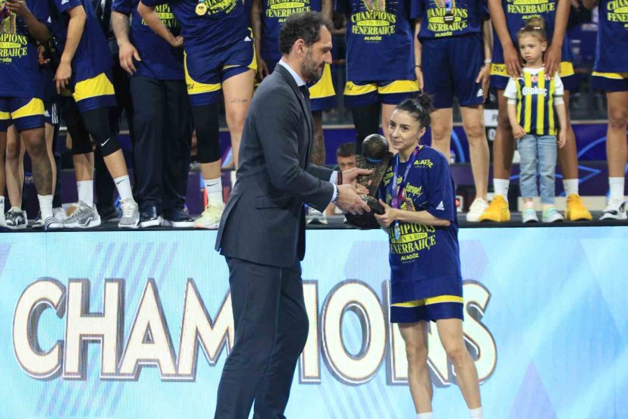 Fıba Kadınlar Euroleague’de Şampiyon Olan Fenerbahçe Kupasını Aldı