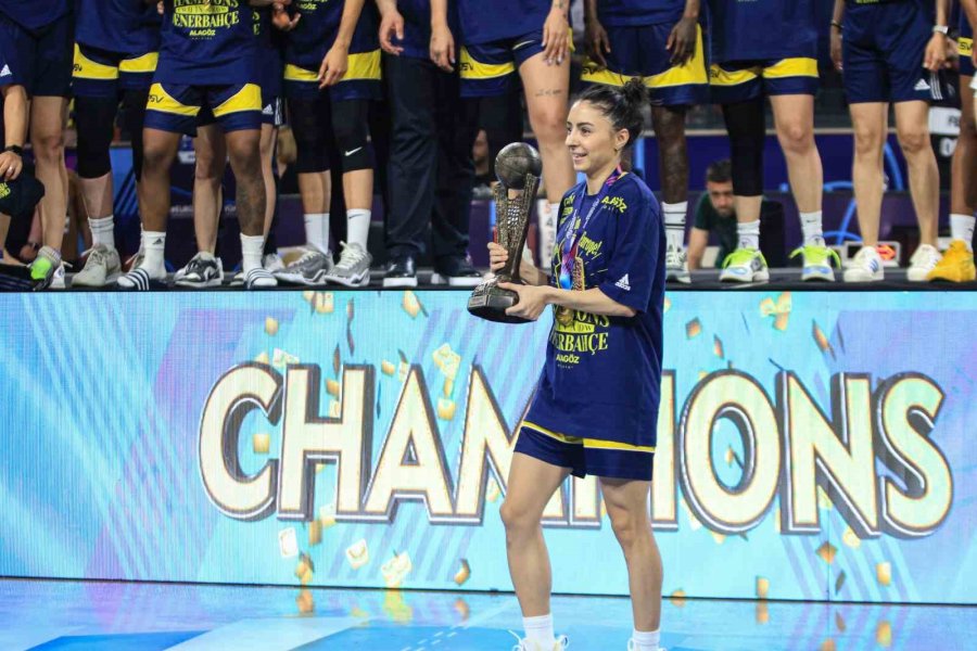 Fıba Kadınlar Euroleague’de Şampiyon Olan Fenerbahçe Kupasını Aldı