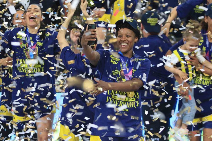 Fıba Kadınlar Euroleague’de Şampiyon Olan Fenerbahçe Kupasını Aldı