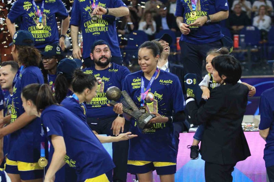 Fıba Kadınlar Euroleague’de Şampiyon Olan Fenerbahçe Kupasını Aldı