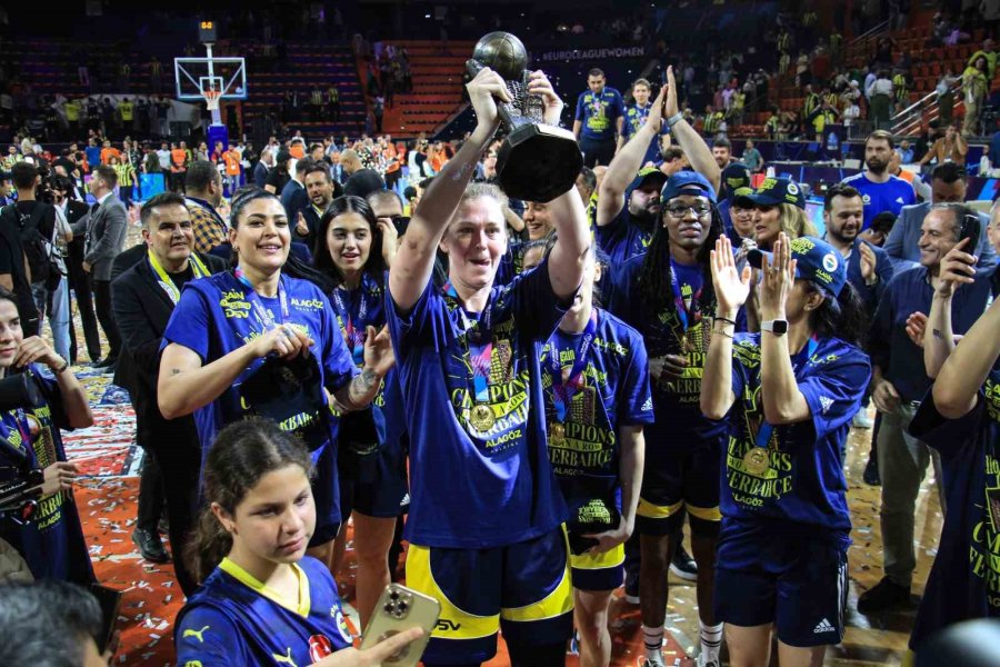 Fıba Kadınlar Euroleague’de Şampiyon Olan Fenerbahçe Kupasını Aldı