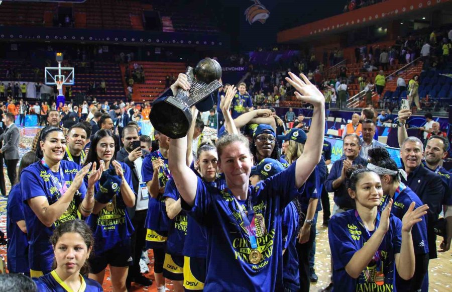 Fıba Kadınlar Euroleague’de Şampiyon Olan Fenerbahçe Kupasını Aldı