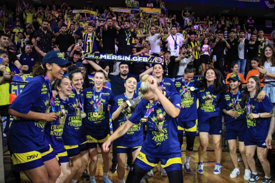 Fıba Kadınlar Euroleague’de Şampiyon Olan Fenerbahçe Kupasını Aldı