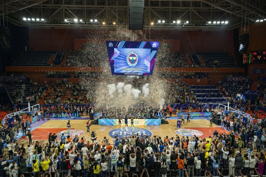 Fıba Kadınlar Euroleague’de Şampiyon Olan Fenerbahçe Kupasını Aldı