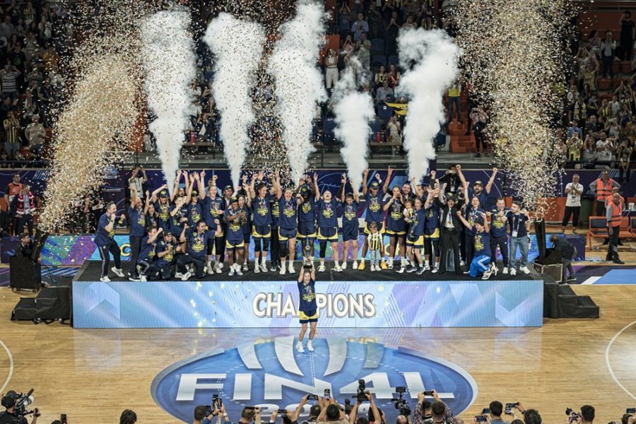 Fıba Kadınlar Euroleague’de Şampiyon Olan Fenerbahçe Kupasını Aldı