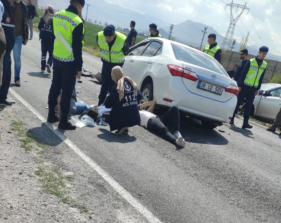 Otomobiller Kafa Kafaya Çarpıştı: 7 Yaralı