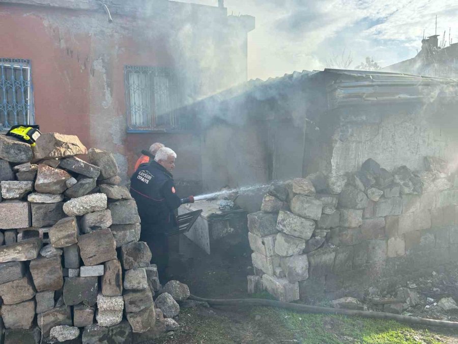 Samanlıkta Çıkan Yangın Eve Sıçramadan Söndürüldü