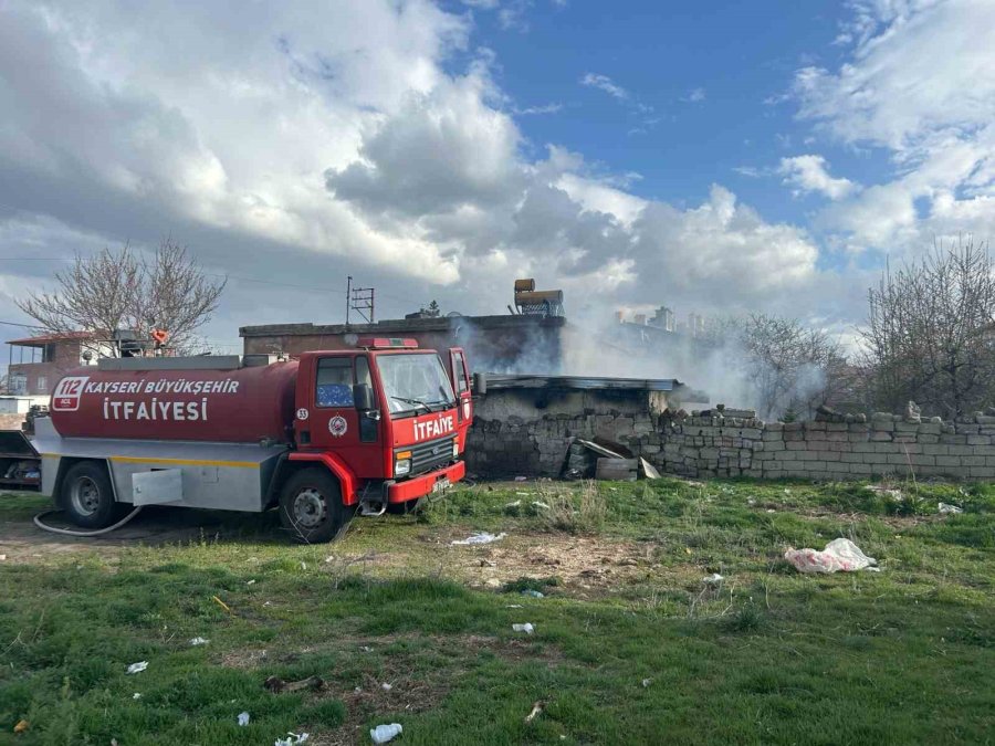 Samanlıkta Çıkan Yangın Eve Sıçramadan Söndürüldü