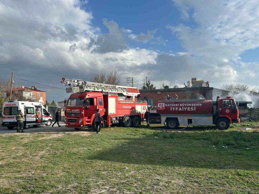 Samanlıkta Çıkan Yangın Eve Sıçramadan Söndürüldü