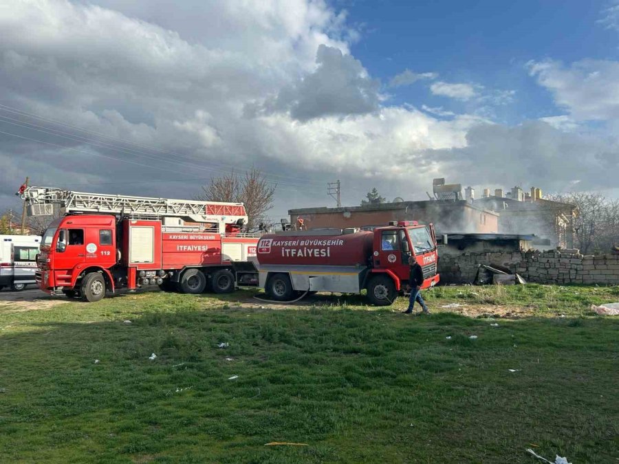Samanlıkta Çıkan Yangın Eve Sıçramadan Söndürüldü