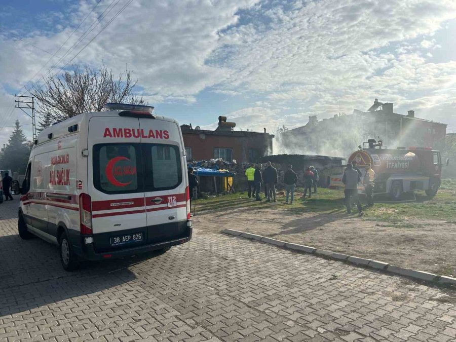 Samanlıkta Çıkan Yangın Eve Sıçramadan Söndürüldü