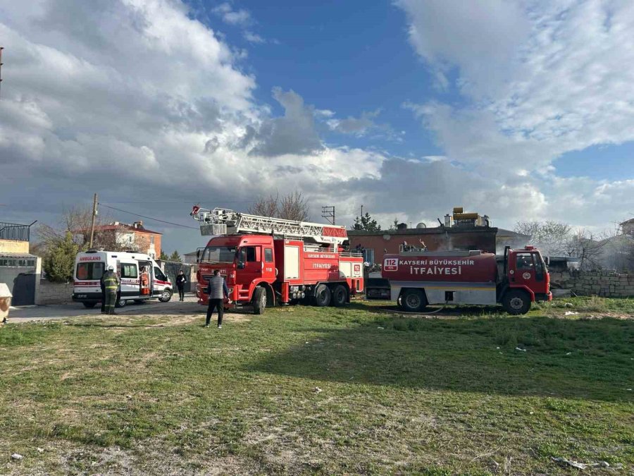 Samanlıkta Çıkan Yangın Eve Sıçramadan Söndürüldü